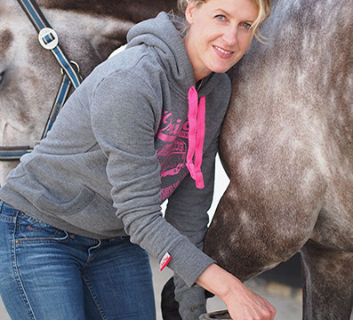 Immer im Einsatz für Sie und Ihr Pferd. Tierärztin Dörte Wiedenhöft bietet 24h Stunden Bereitschaftsdienst an.